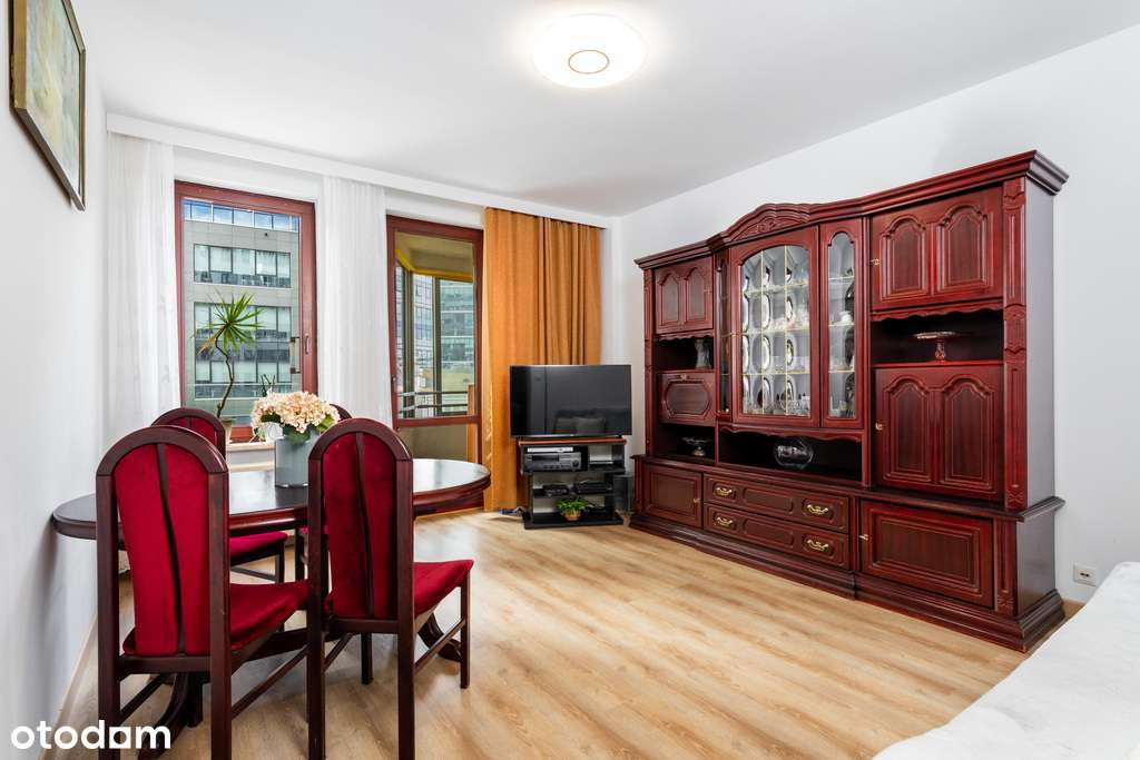 Budynek 97, klatki po remoncie, Rondo Daszyńskiego-11