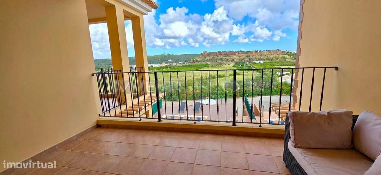 Moradia em Banda Duplex T2+2 com Piscina Privada e Garagem Dupla | Si-23