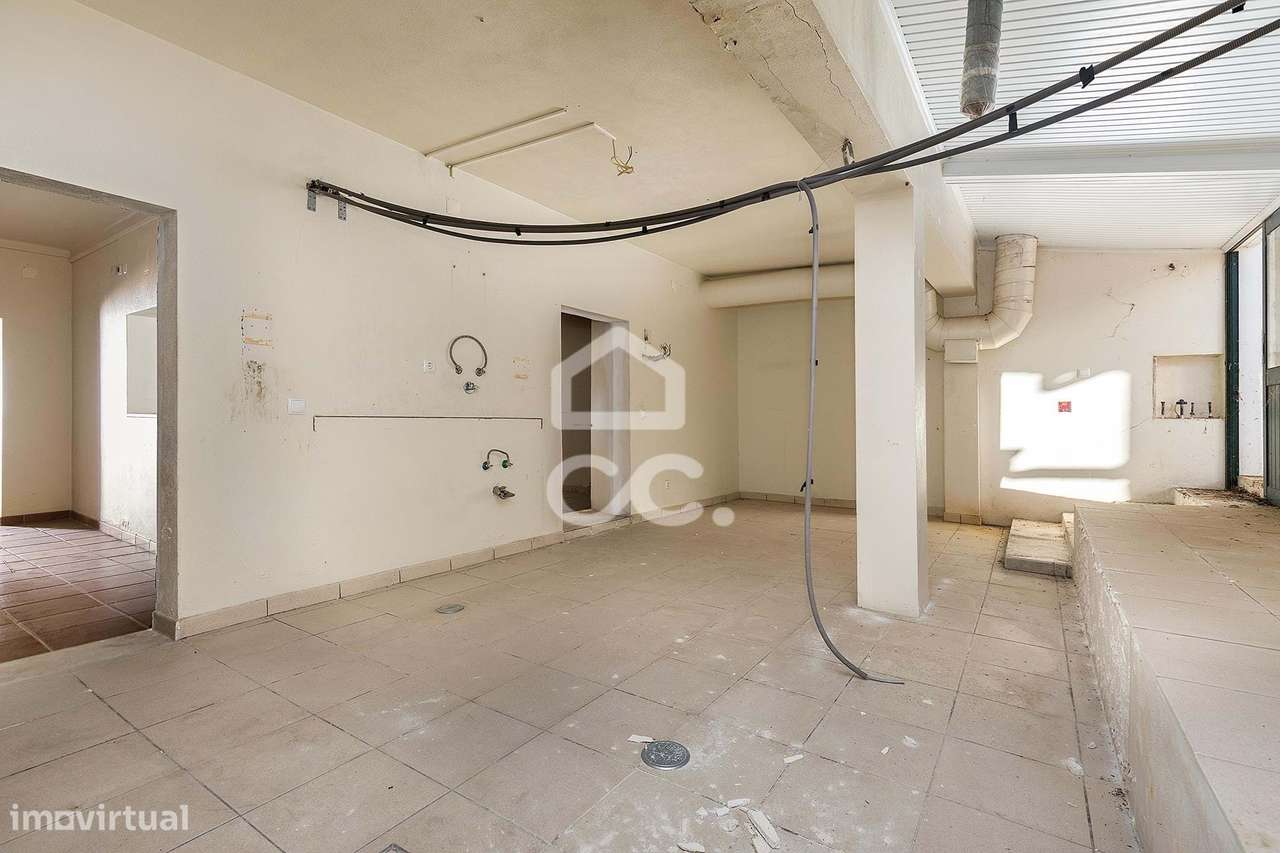 Espaço comercial de 228 m2 com quintal | Viana do Alentejo - Grande imagem: 4/23