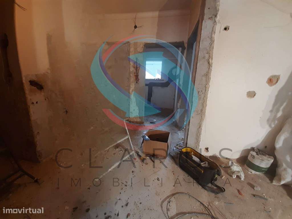 APARTAMENTO T2 EM REMODELAÇÃO TOTAL - TORRE DA MARINHA-13