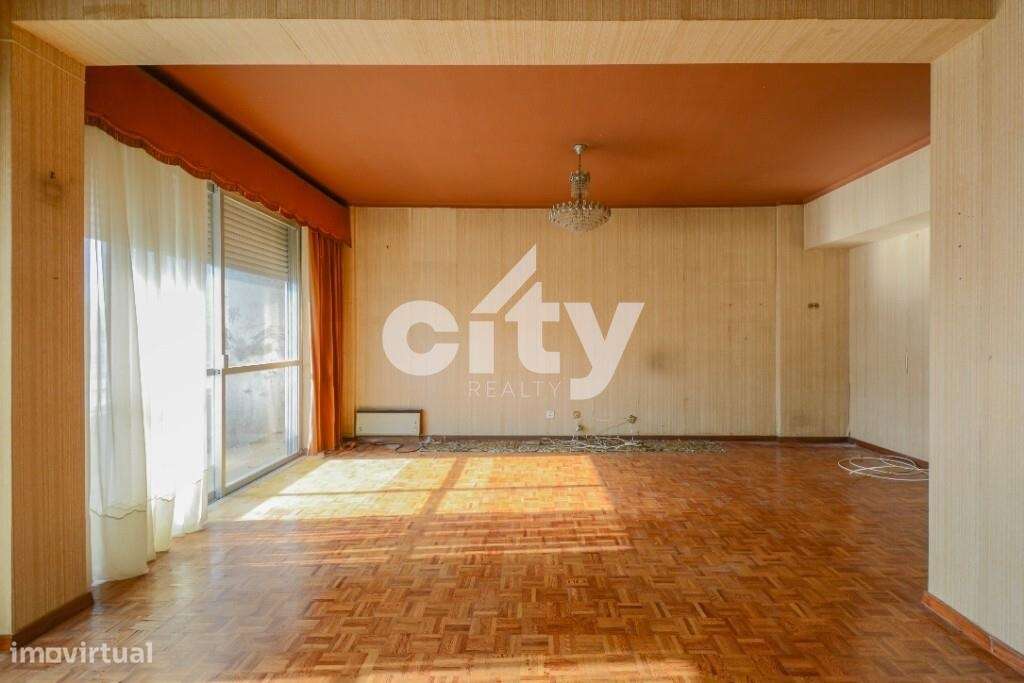 Apartamento T3 para remodelar situado na prestigiada Urbanização da Po-7