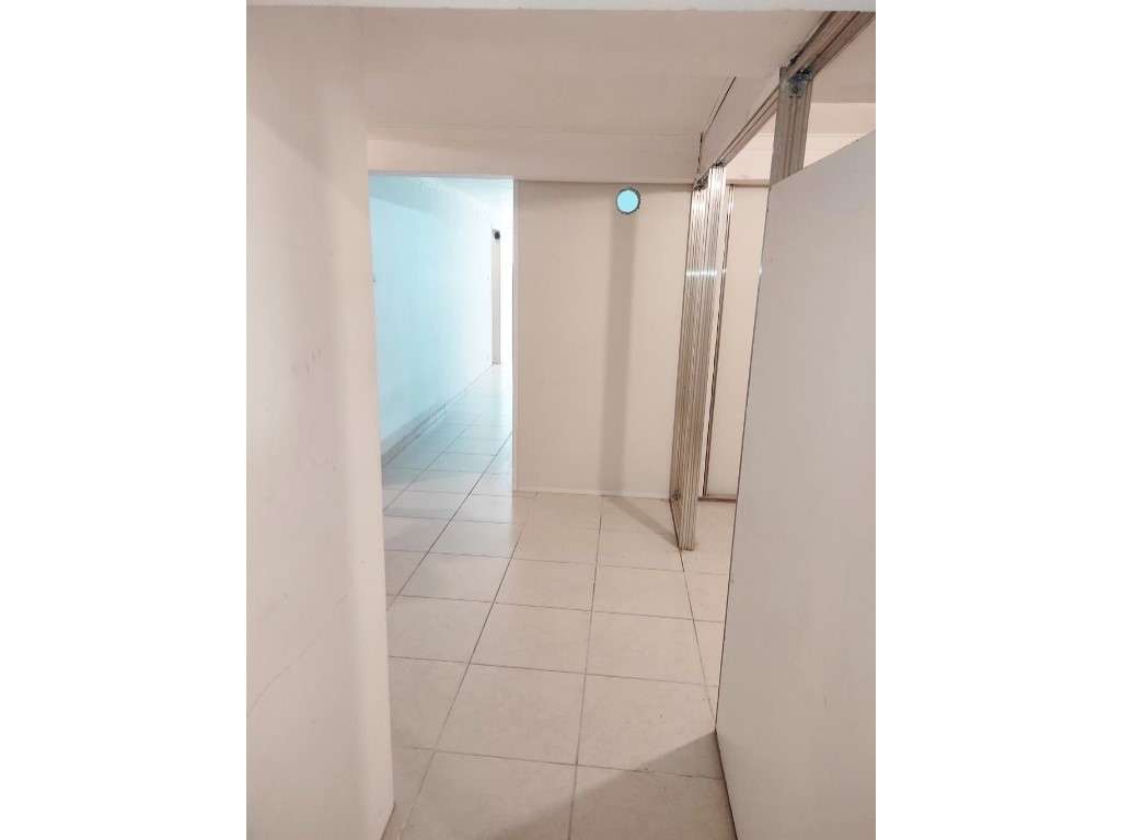 Espaço versátil com 125 m²: ideal para habitação ou serviços-15