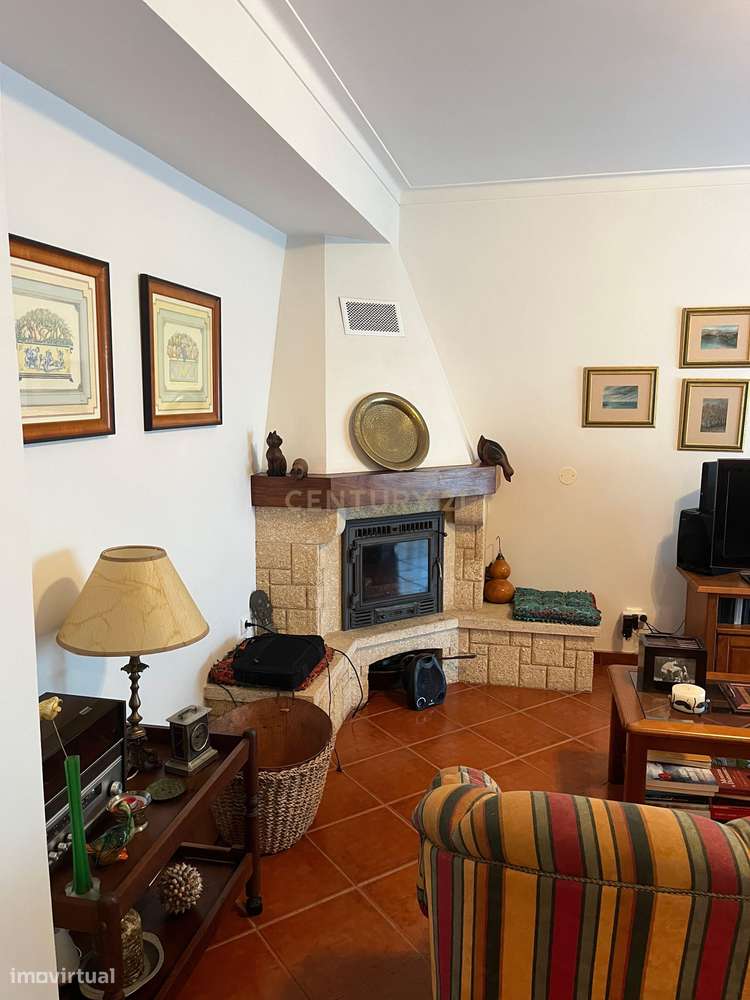 Moradia T4 em condomínio fechado com piscina, vista mar e walking dist-12