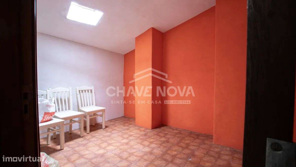 Apartamento T2 com varanda e garagem em Gaia-19