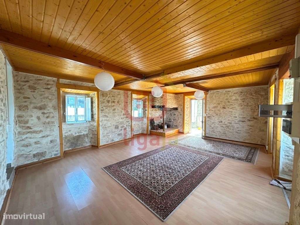 Moradia T2 com Terreno e Anexos - Ourém!-4