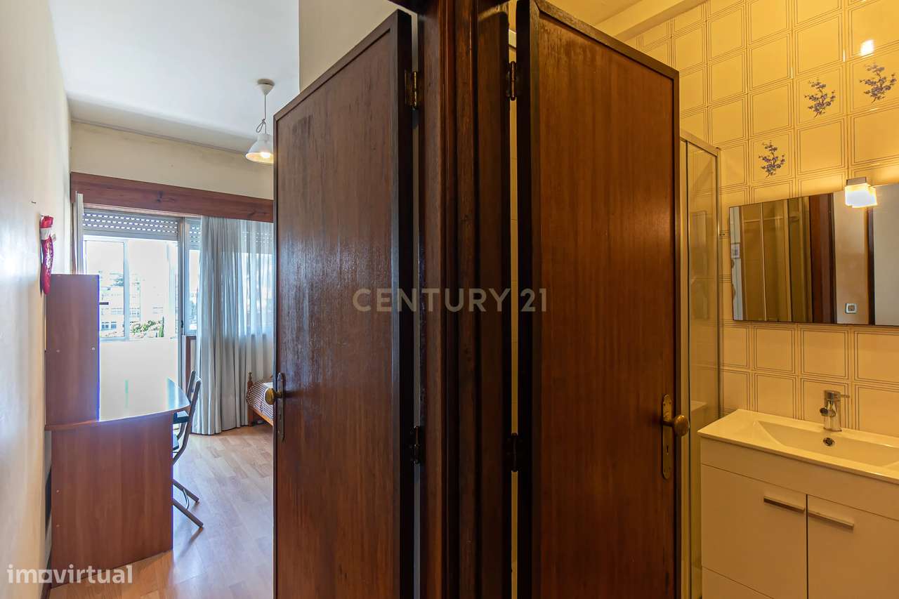 Apartamento T2+1 com Terraço na Prestigiada Rua da Alegria-23