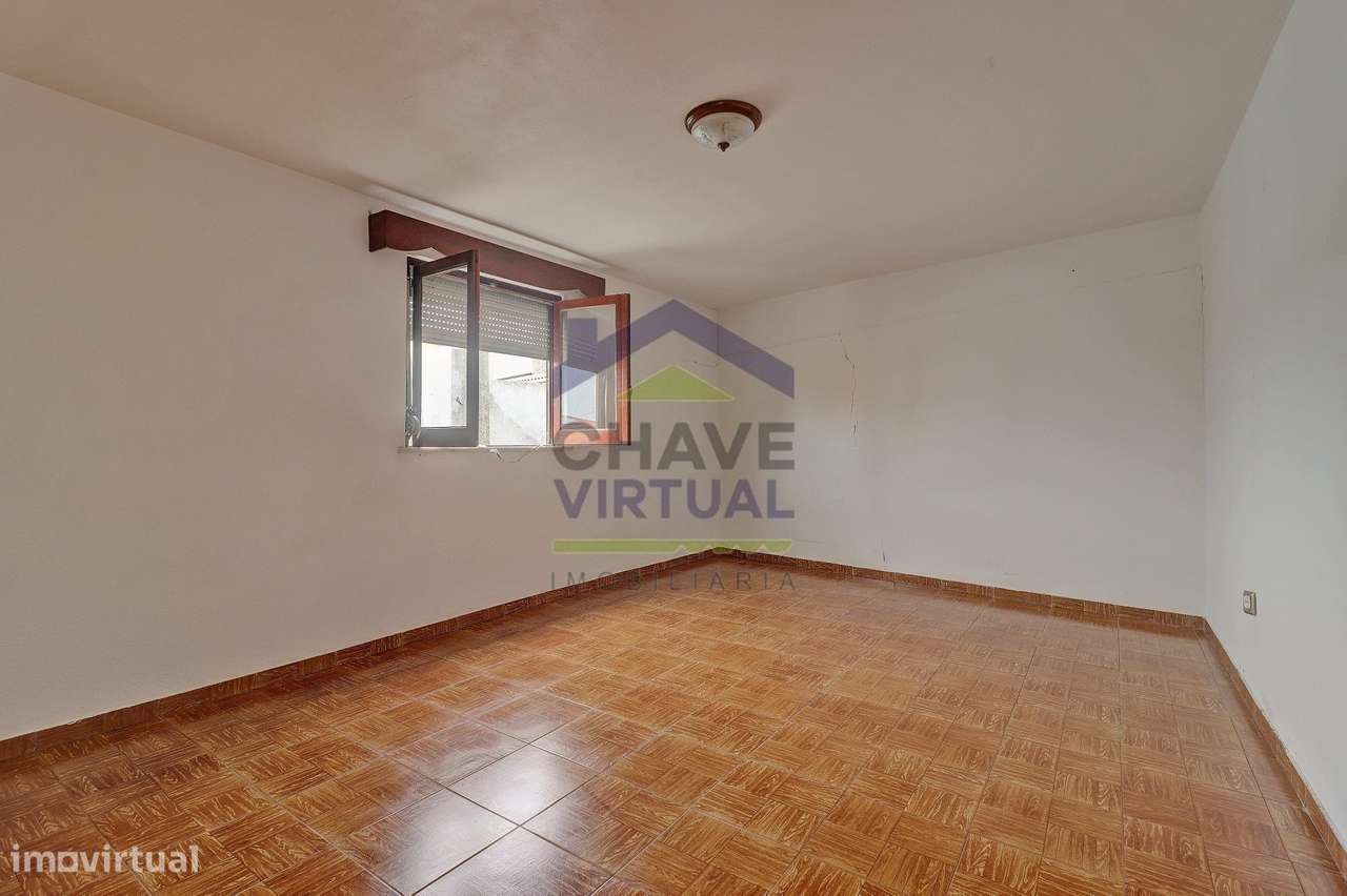 Moradia V3 com Terreno Urbano e Garagem - Seixal, Lourinhã-37