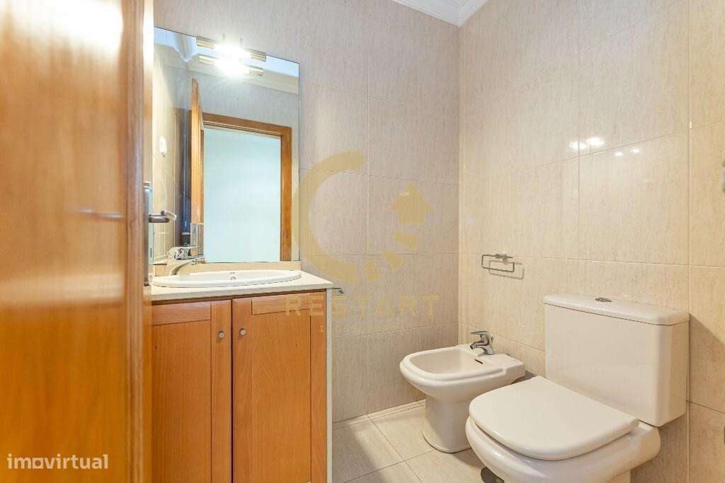 Apartamento T3 com excelente exposição solar, box fechada e junto ao m-47