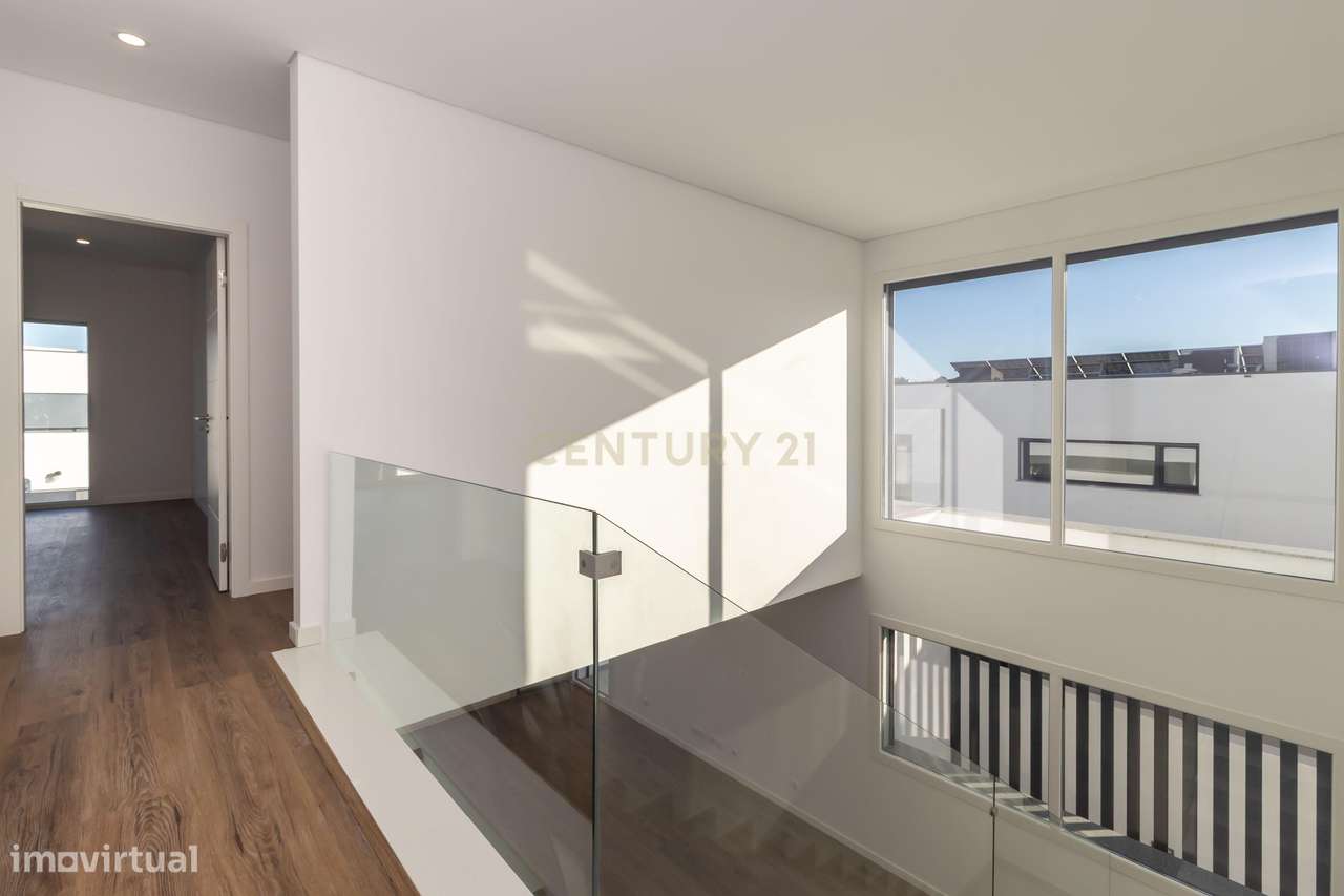 Moradia Nova T4 com piscina e garagem - Sobreda - Charneca de Caparica-57
