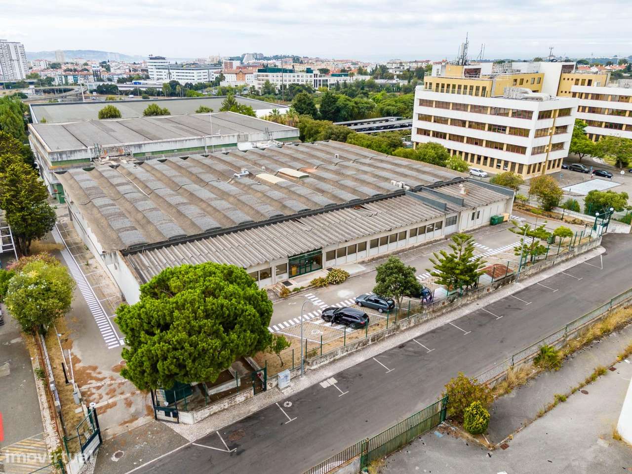 Armazém com 3 Pisos e Grande Lote de Terreno em Carnaxide-3