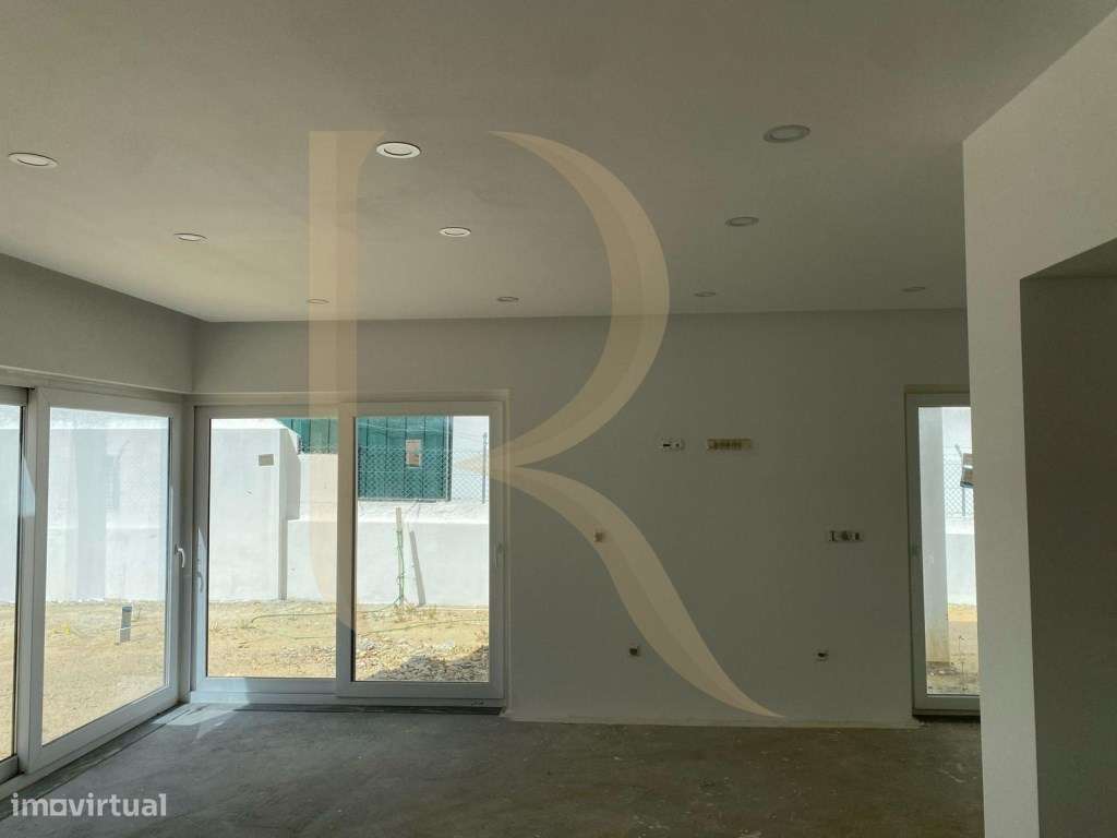 Moradia isolada T4 por terminar na Charneca da Caparica-39