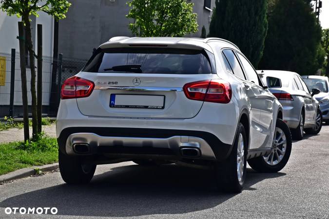 Mercedes-Benz GLA 250 7G-DCT - 12