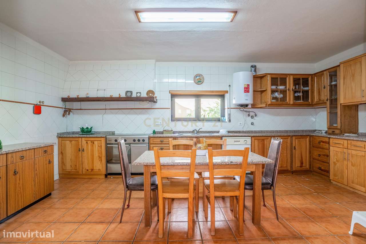 Moradia Bifamiliar com 2 Armazéns de Grande Dimensão-23