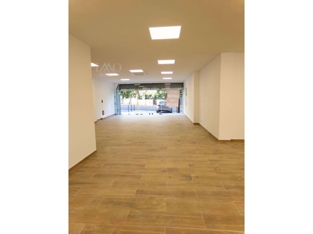 Espaço comercial com 586m² em Benfica-4