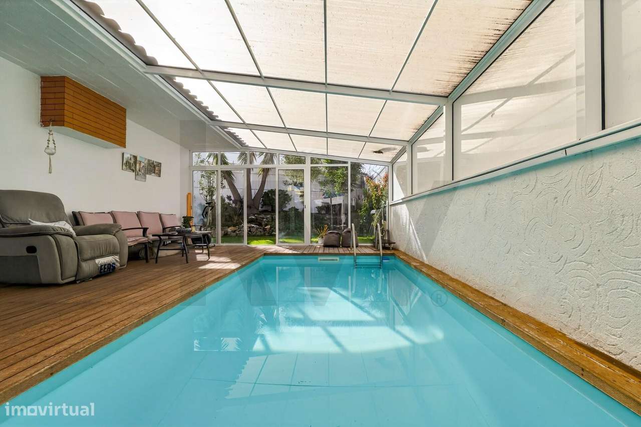 Moradia T4+1 com Piscina Coberta, Jardim e Churrasqueira em Alcoitão,-43