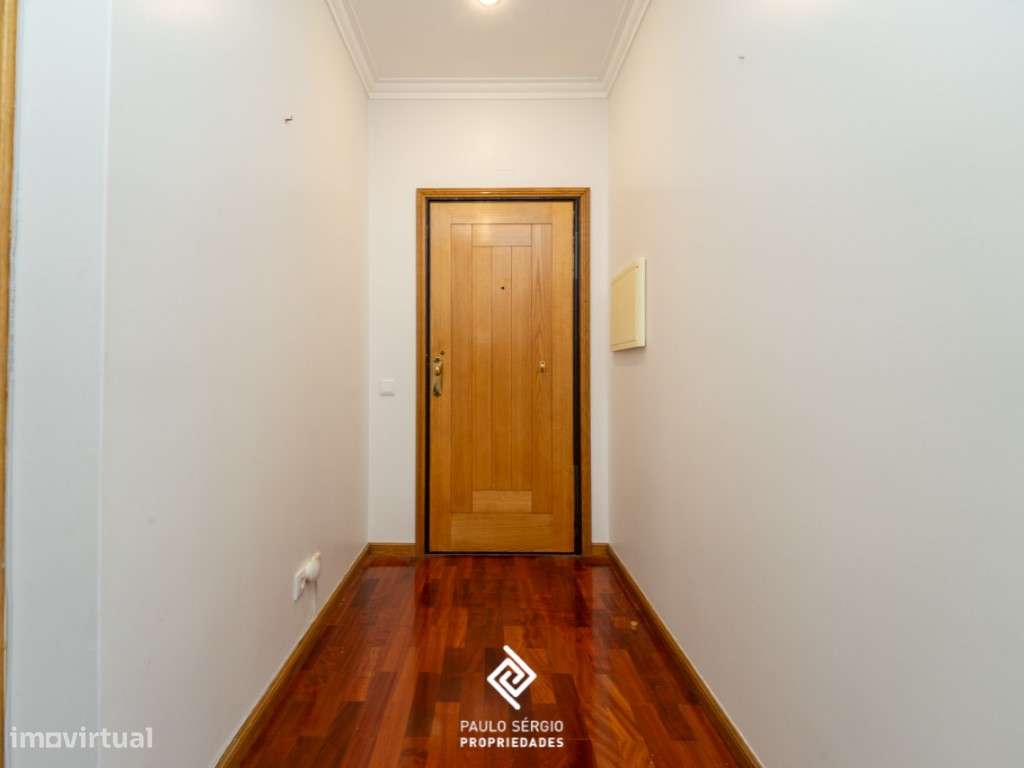 Arrenda-se T3 com varandas, arrumos e garagem no coração de Espinho. - Grande imagem: 2/17