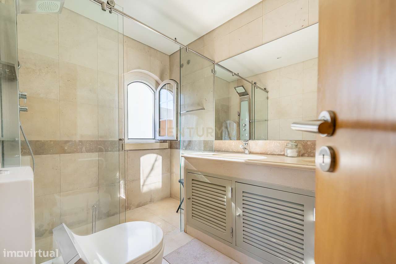 Moradia de Luxo T4 com Piscina e Jardim em Alvalade-39