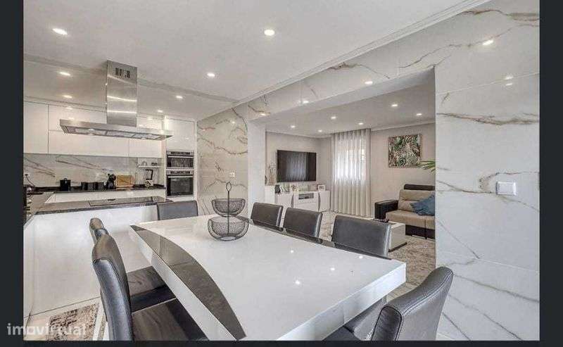 Moradia T4+1 em Santa Cruz do Bispo com Luz Natural e Terreno - Grande imagem: 4/12