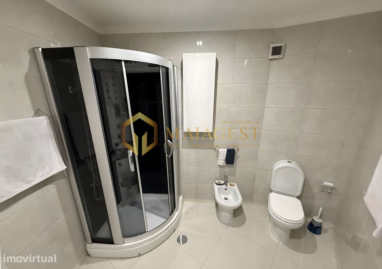 Apartamento T2 Renovado na Madalena com Garagem e Arrumos-16