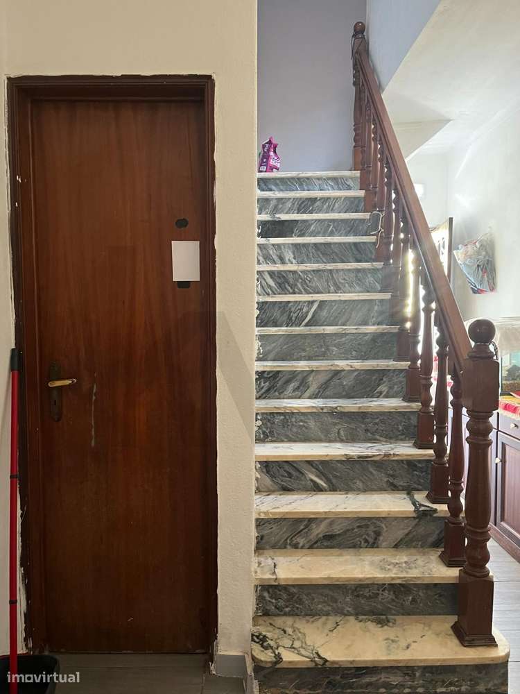 Moradia Tri-Familiar em Duplex T6 com garagem Box , terraço, varanda-7