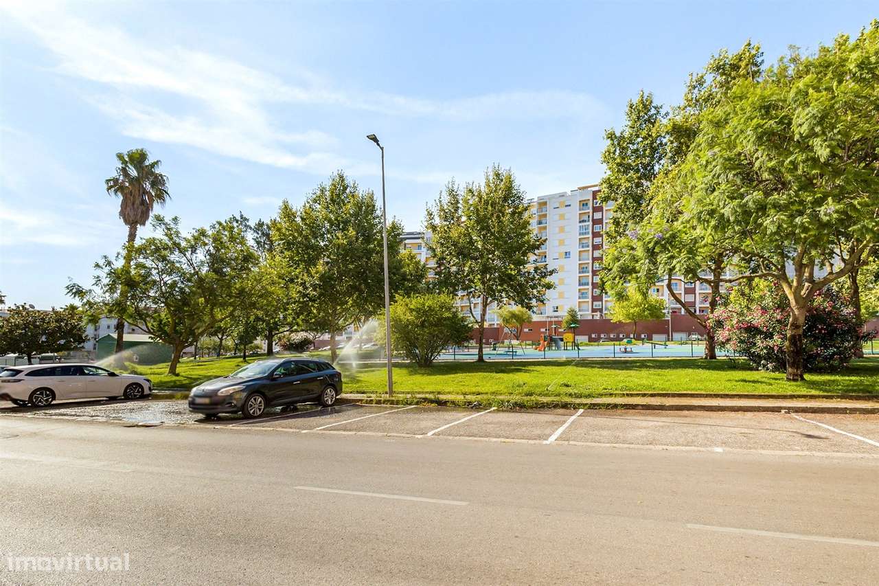T3 Espaçoso em Corroios | Garagem | Ar Condicionado | Excelente Locali-50