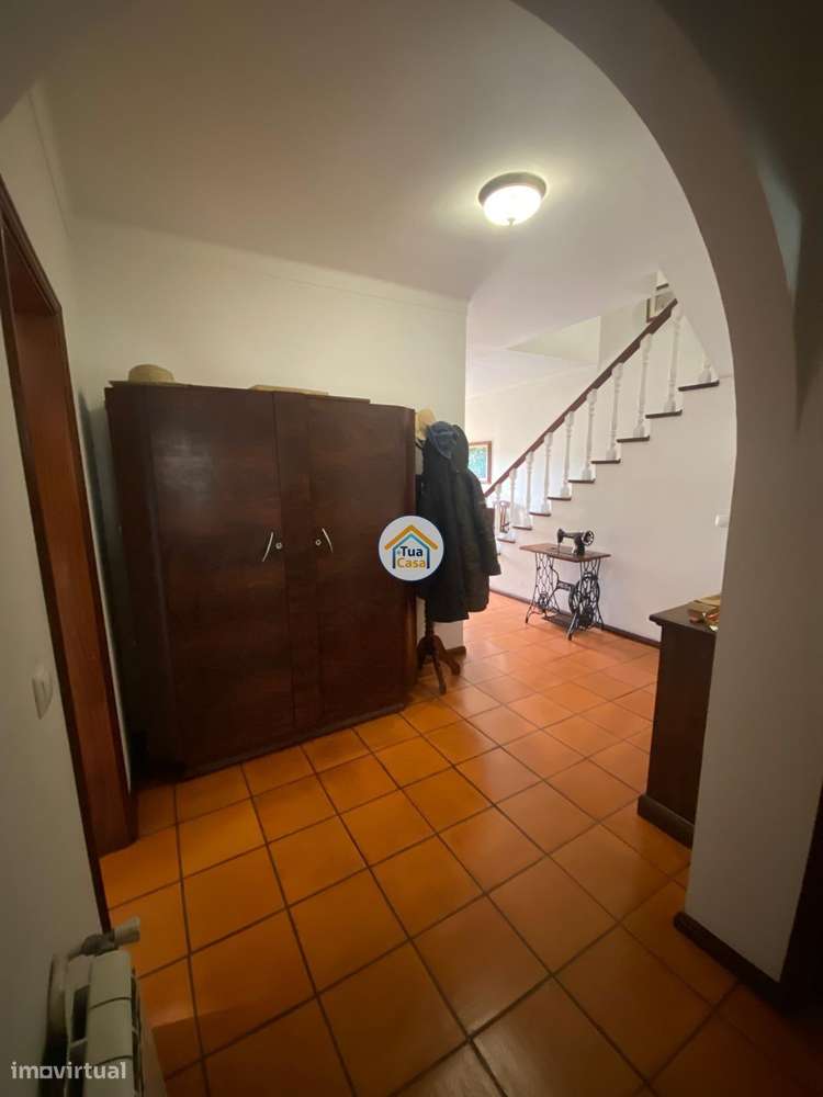 Moradia Geminada  de um dos lados do outro tem entarada e jardim em to-18