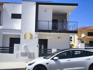 Moradia T4+1 Nova com Garagem na Sobreda da Caparica