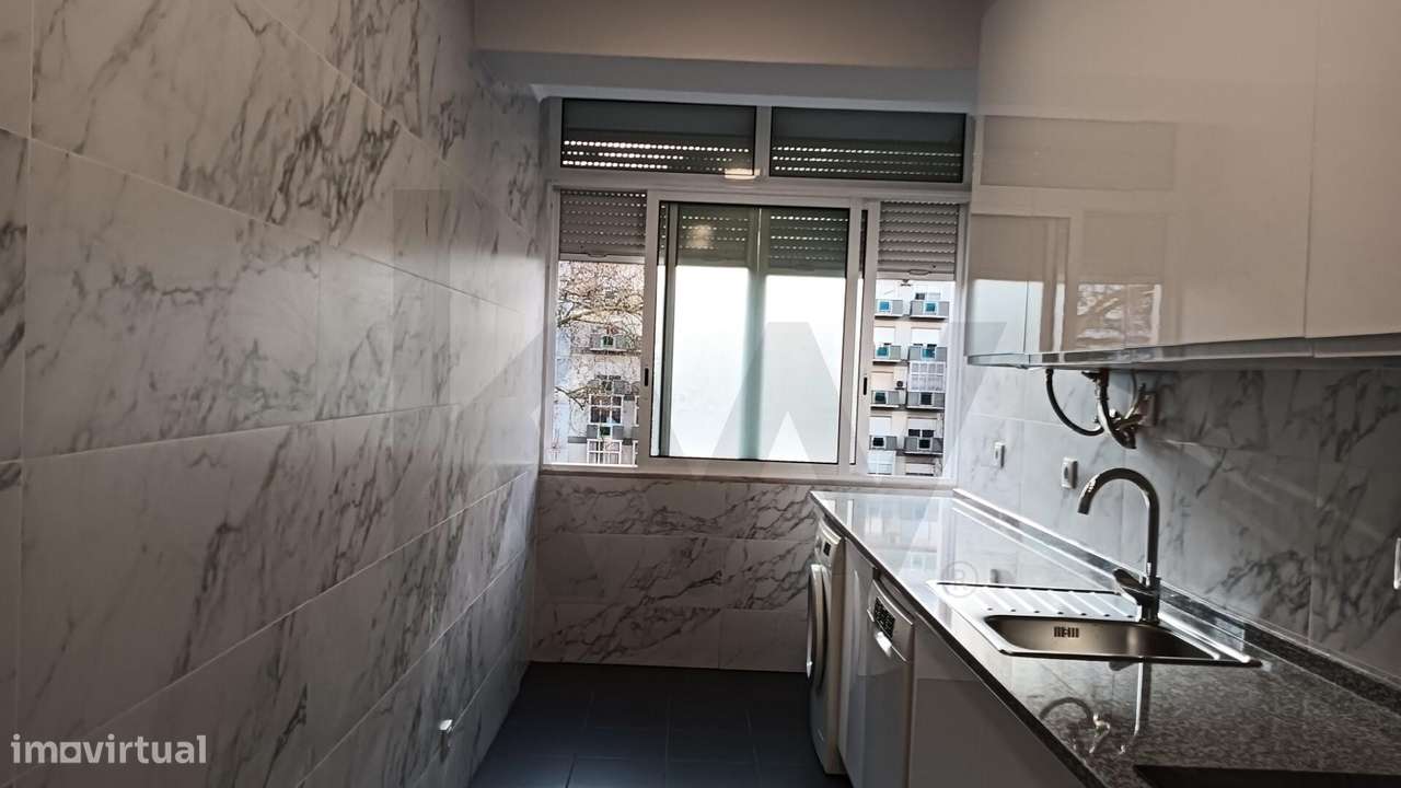 Arrenda | Apartamento T2 Remodelado no Lumiar - Grande imagem: 4/15