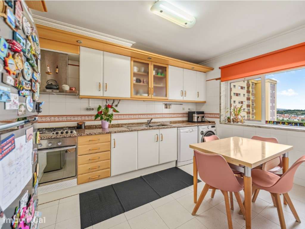 Apartamento T3 com Varanda e Garagem Box, na Quinta da Piedade-11