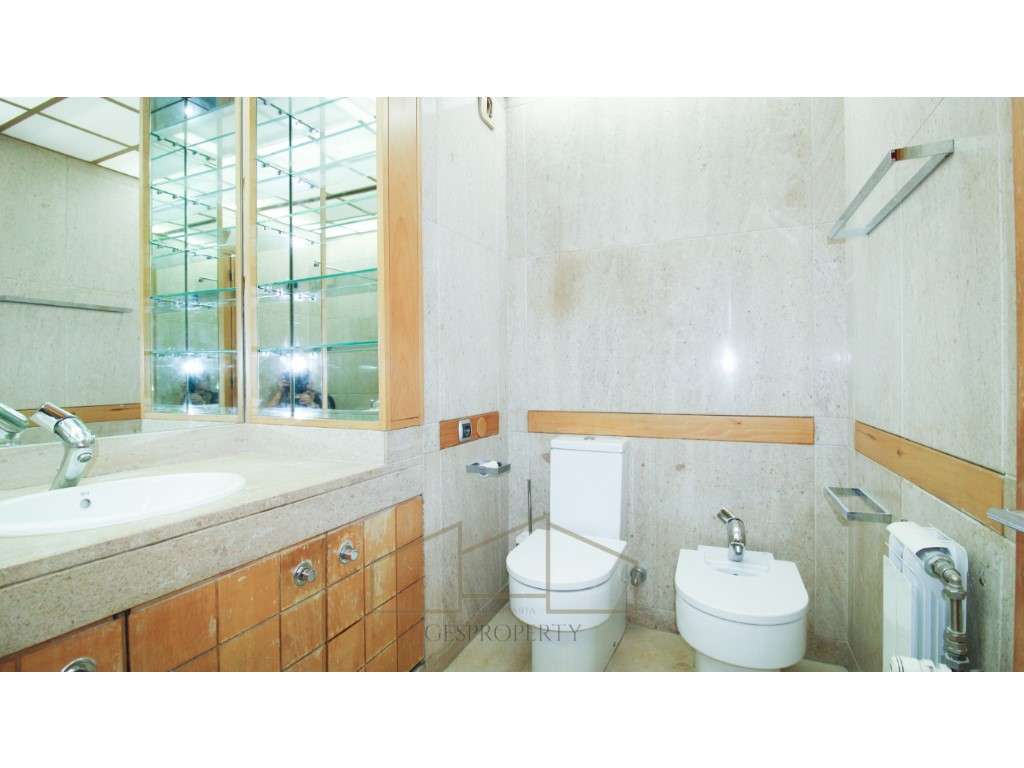 Apartamento T4 nas Torres das Amoreiras-30