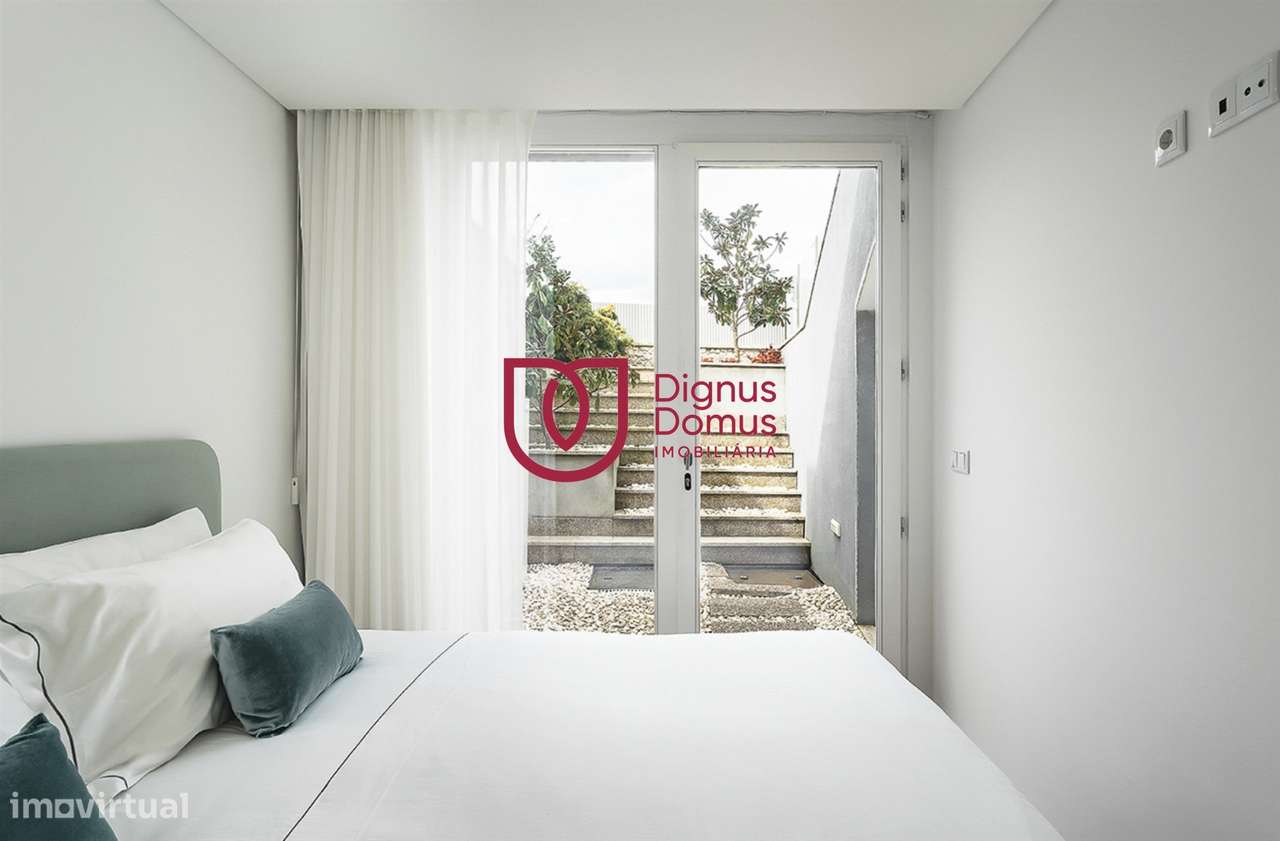 Duplex Renovado com Logradouro e Rendimento Garantido — Porto Centro-3