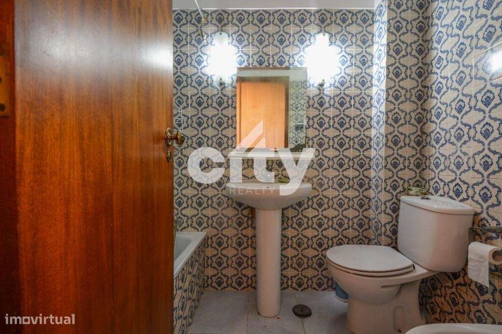 Apartamento T3 para remodelar situado na prestigiada Urbanização da Po-26