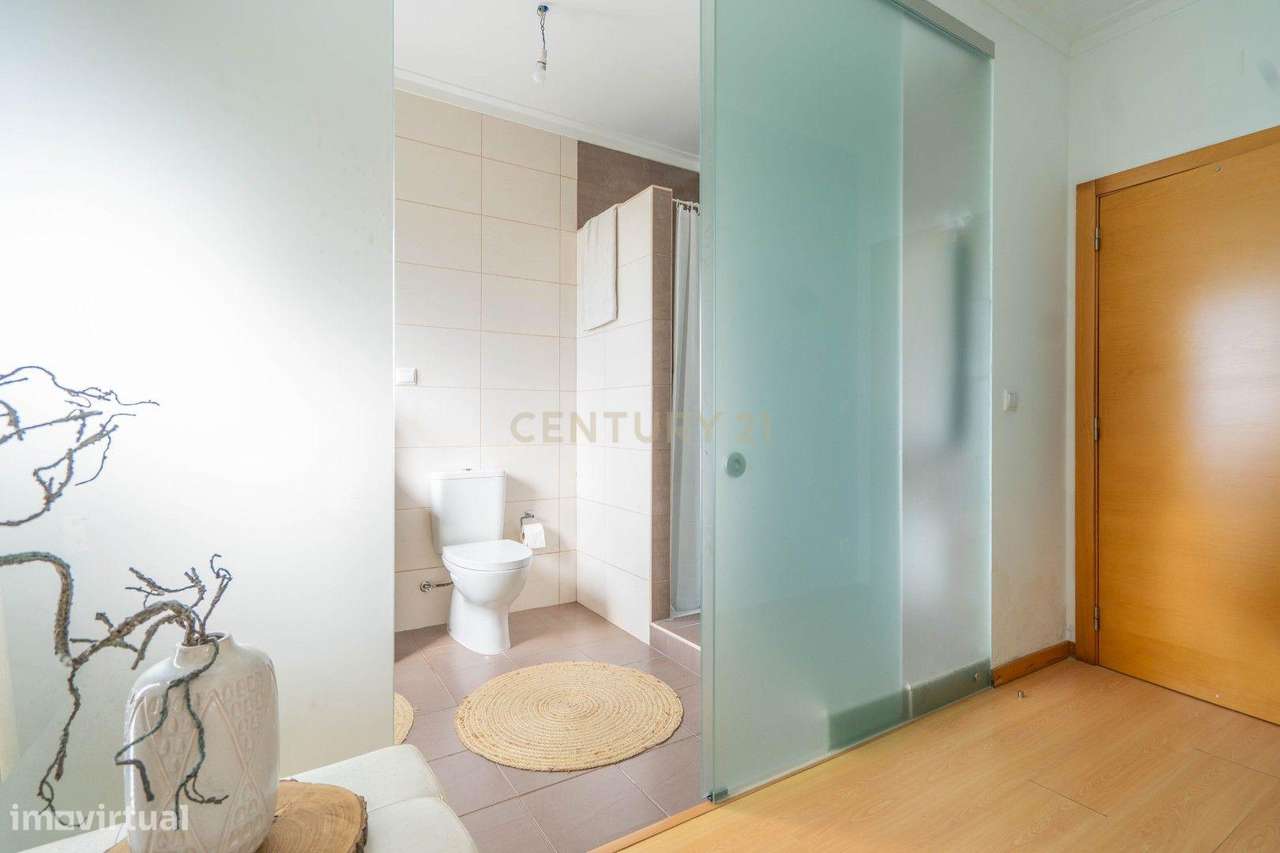 Moradia térrea T3+1 com linhas modernas,varandas,churrasco,jardim,gara-41