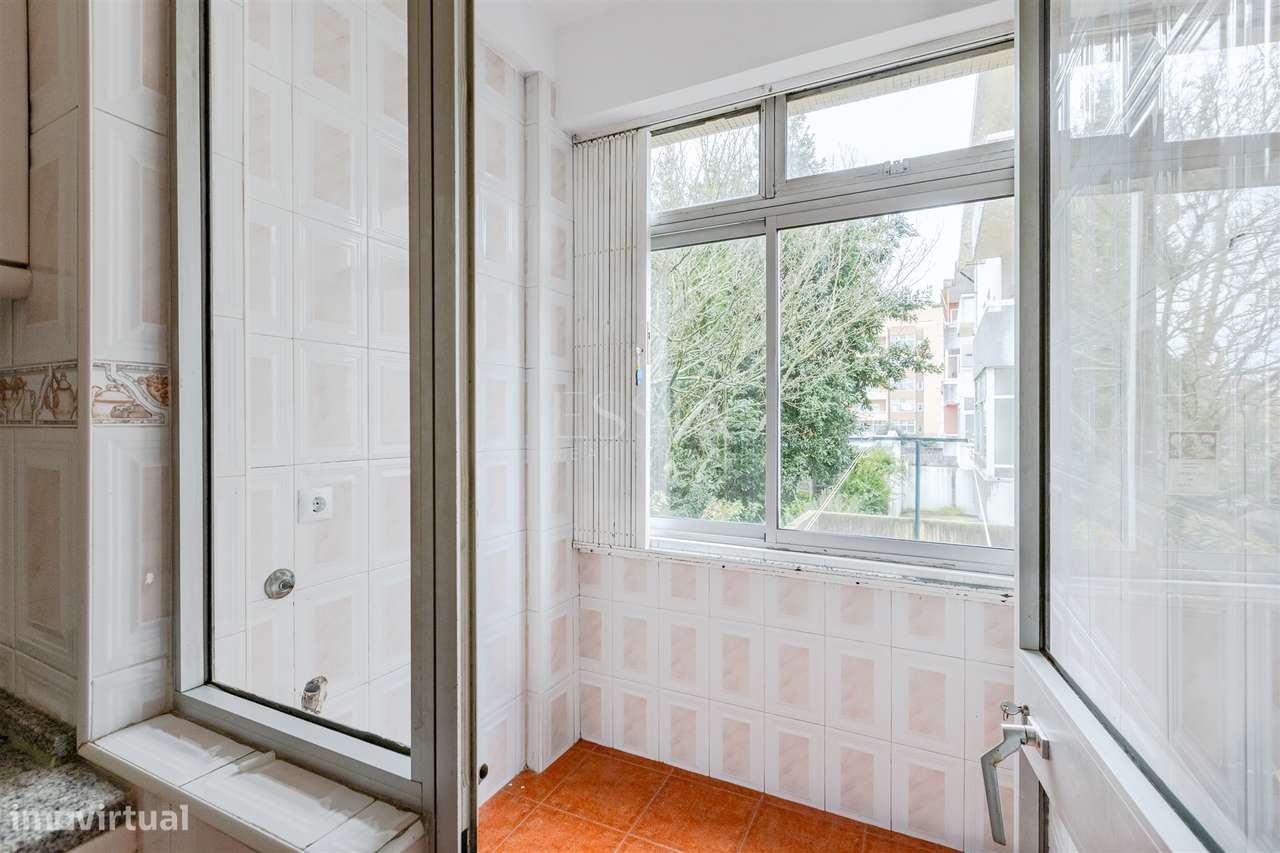 Apartamento T4 com Garagem Box entre o Marquês e Praça Sá Carneiro-30