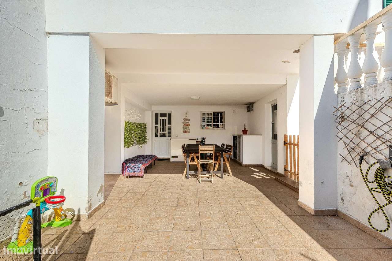 Moradia T2 Geminada C/ 2 Apartamentos Independentes e 238 M2 de Área E-40