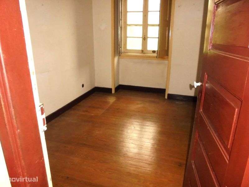 Excelente T 4 + 1 c/arrumo, garagem, jardim, valor negociável. - Grande imagem: 4/12