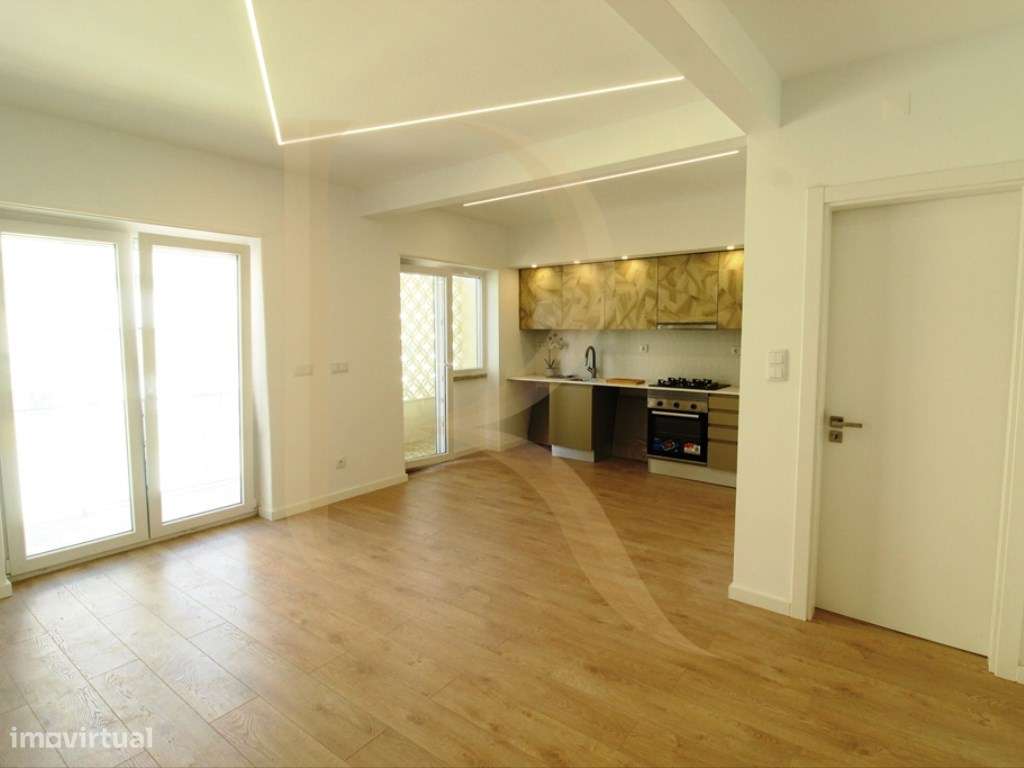 Apartamento T2 remodelado com elevador e varanda em Almada - Grande imagem: 1/17