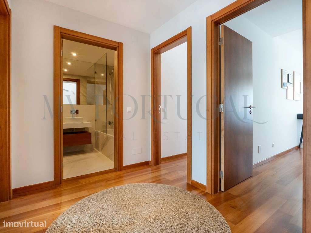 Elegância e Modernidade: Moradia T4 de Luxo com Rooftop em Alcochete-31