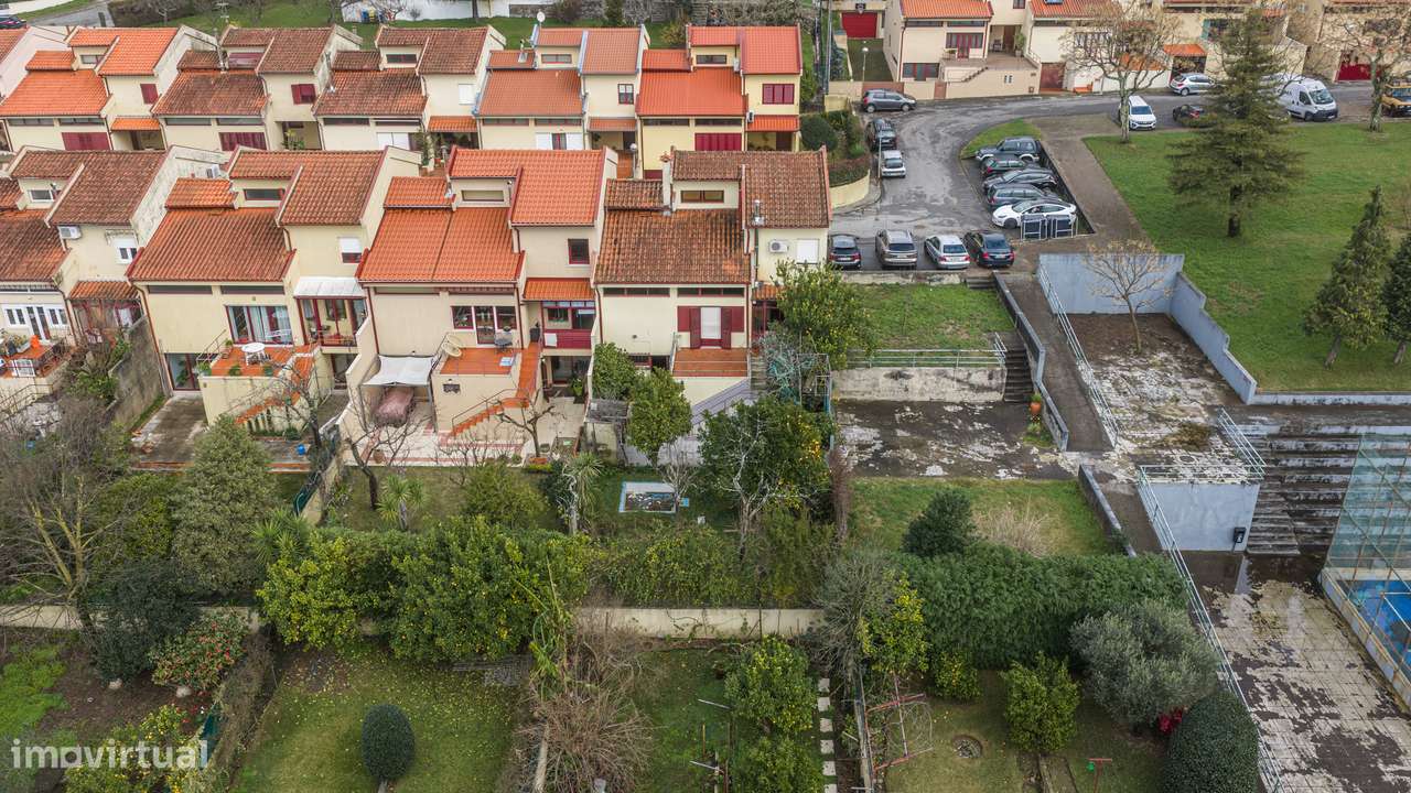 Moradia T4 de gaveto em Nogueira-36