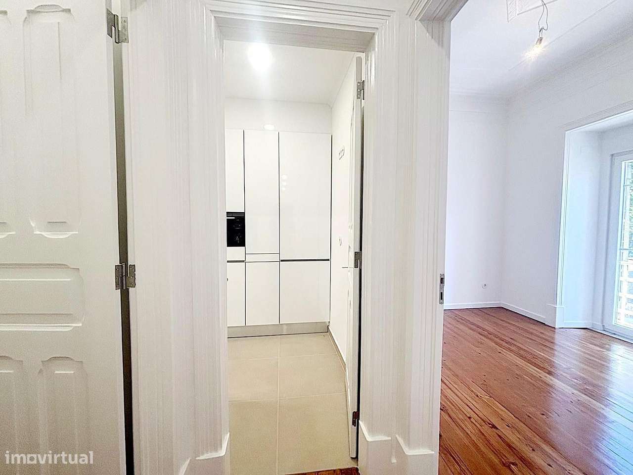 T3 totalmente remodelado com varanda na Av. General Roçadas-22