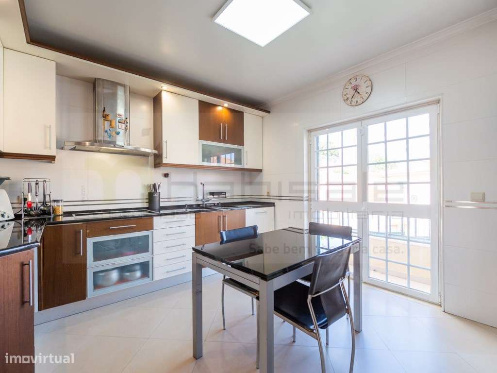 Ampla Moradia T5 com Jardim, Churrasqueira e Espaço para Piscina - Grande imagem: 4/45