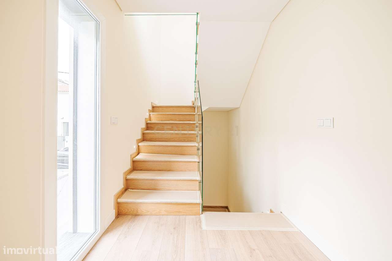 Moradia T4+1 Contemporânea com Piscina-45