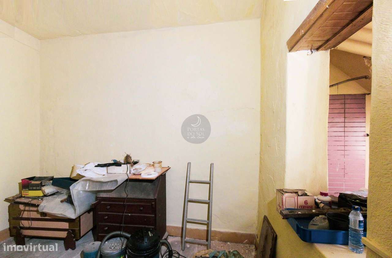 Prédio de 3 Pisos c/ Sótão e Terraço de Topo.-14