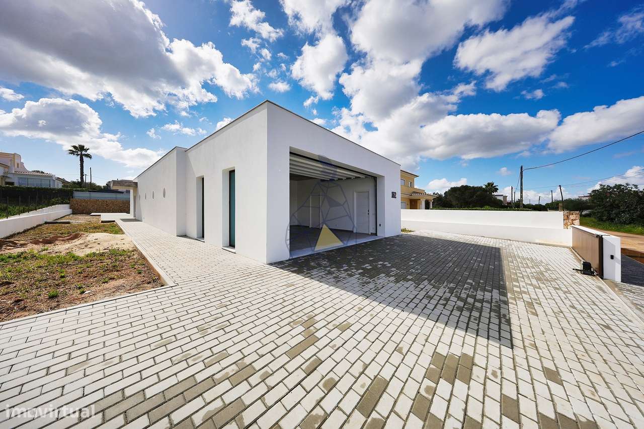 Moradia contemporânea térrea T3 nova  com piscina em Monte Canelas - P - Grande imagem: 5/47