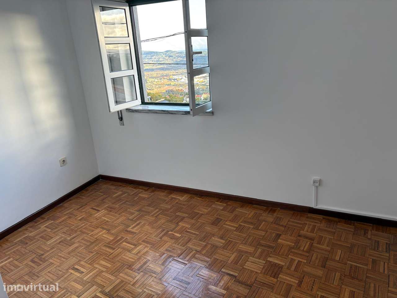 T3 em banda pronta a habitar com sótão habitável-8