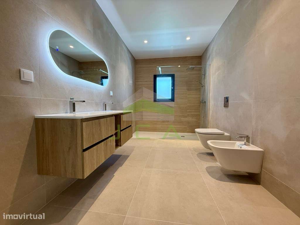 Moradia V3 nova com jardim, na zona dos Pousos-13