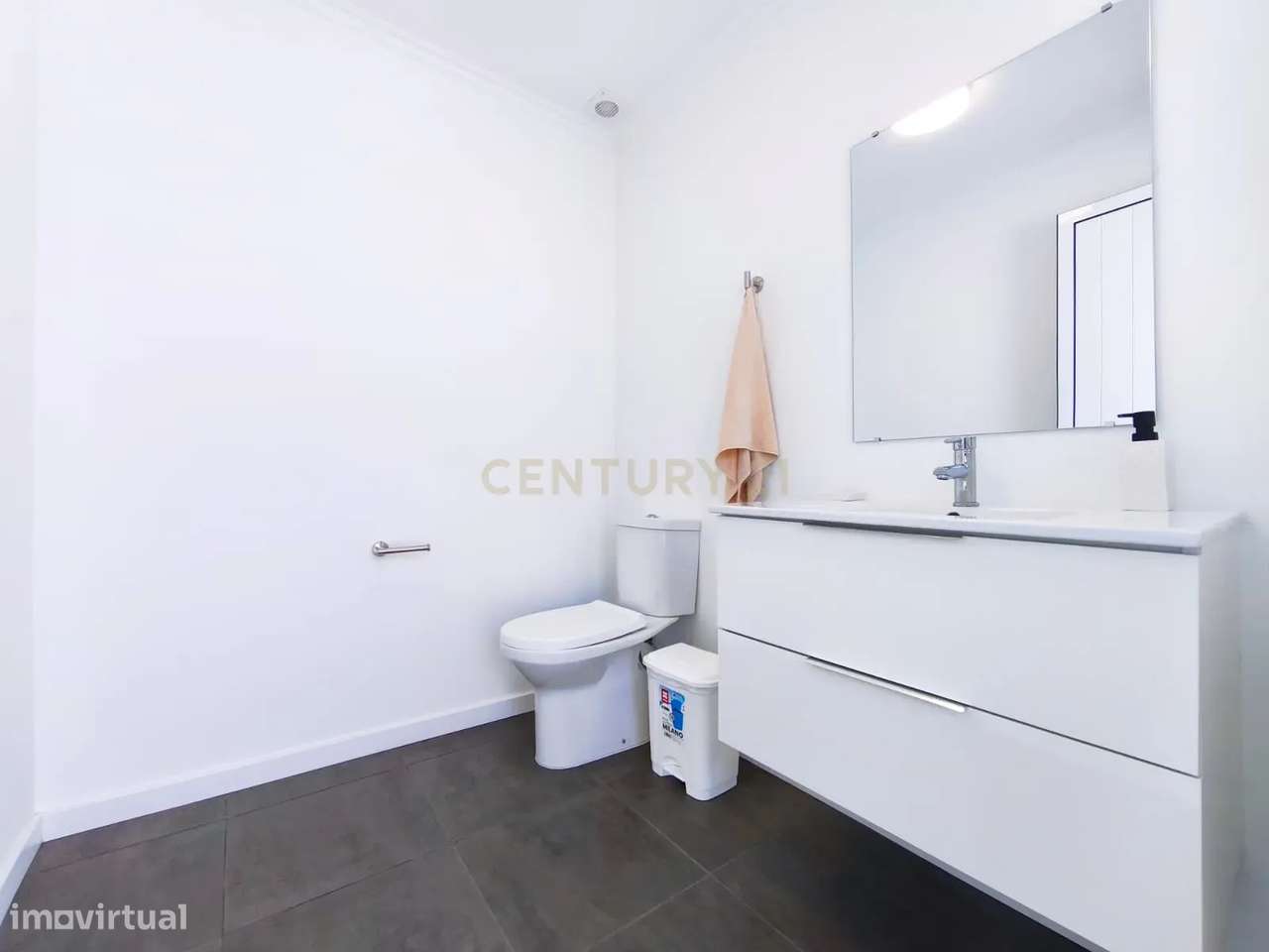 Moradia Moderna com Piscina + Apartamento Independente | Construção 20-43