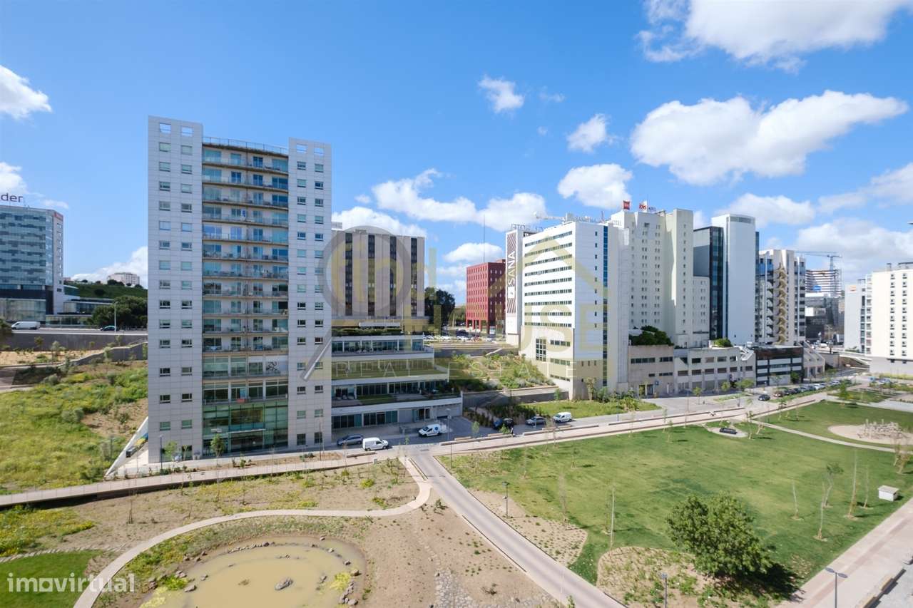 Vende-se T2 remodelado com garagem e arrecadação com vista para o jard-33