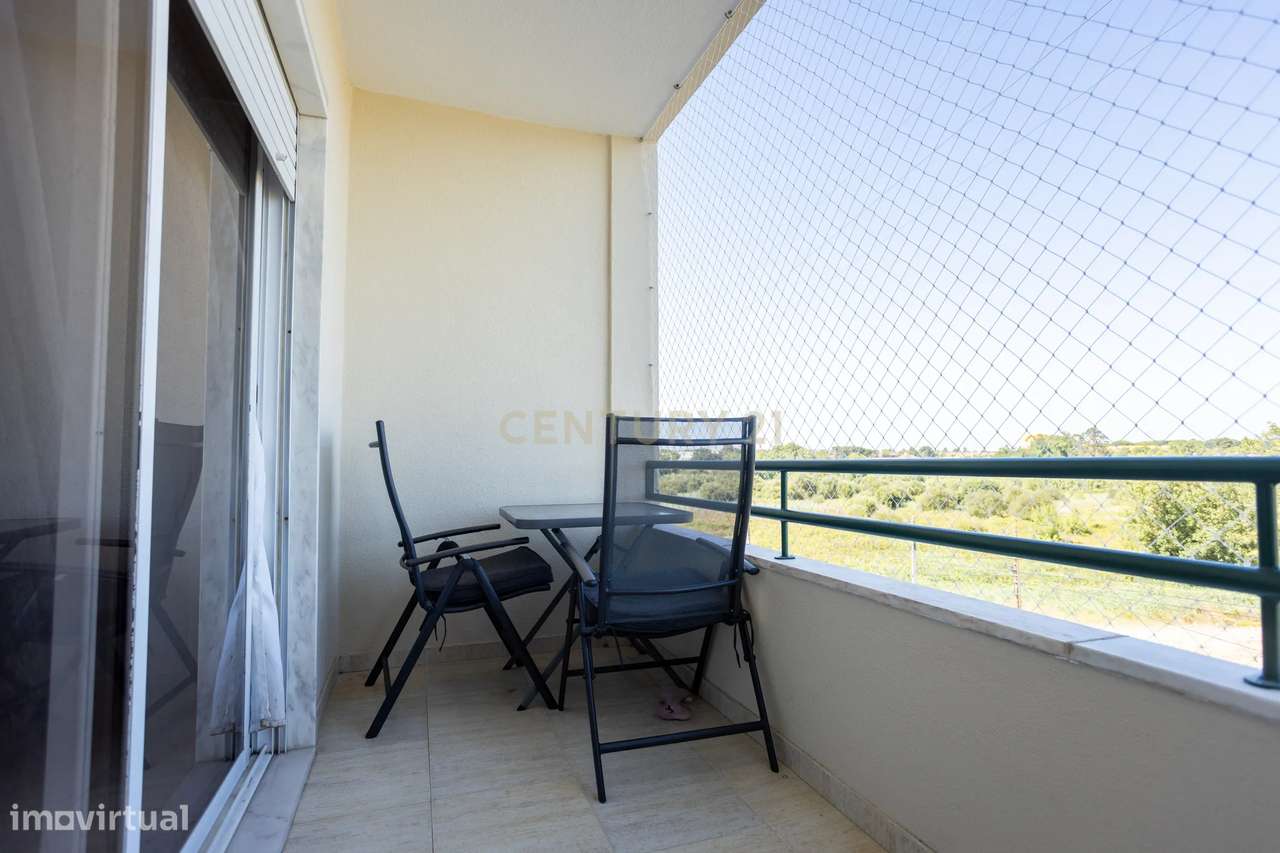T2 com 2 casas de banho e ampla varanda-11