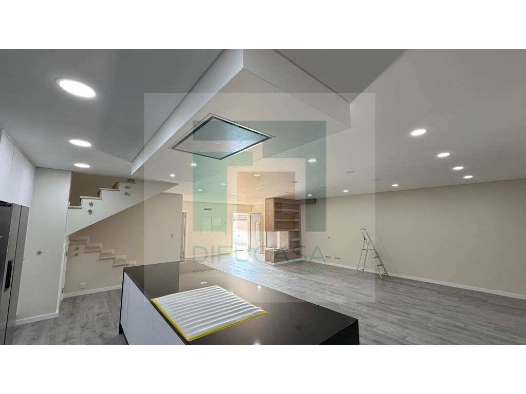 Moradia Isolada T4 com 4 Suites, Piscina e Garagem em Azeitão - Grande imagem: 4/60